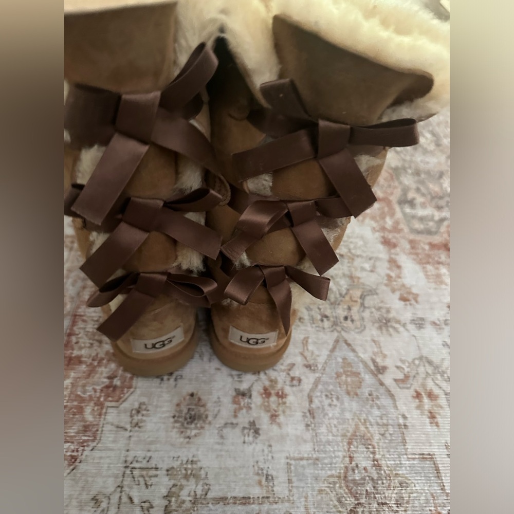 Ugg brown with bows in the back size 4